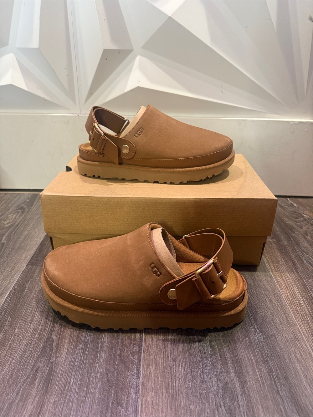 UGG goldenstar clog in Chestnut ⢠sz 9.5